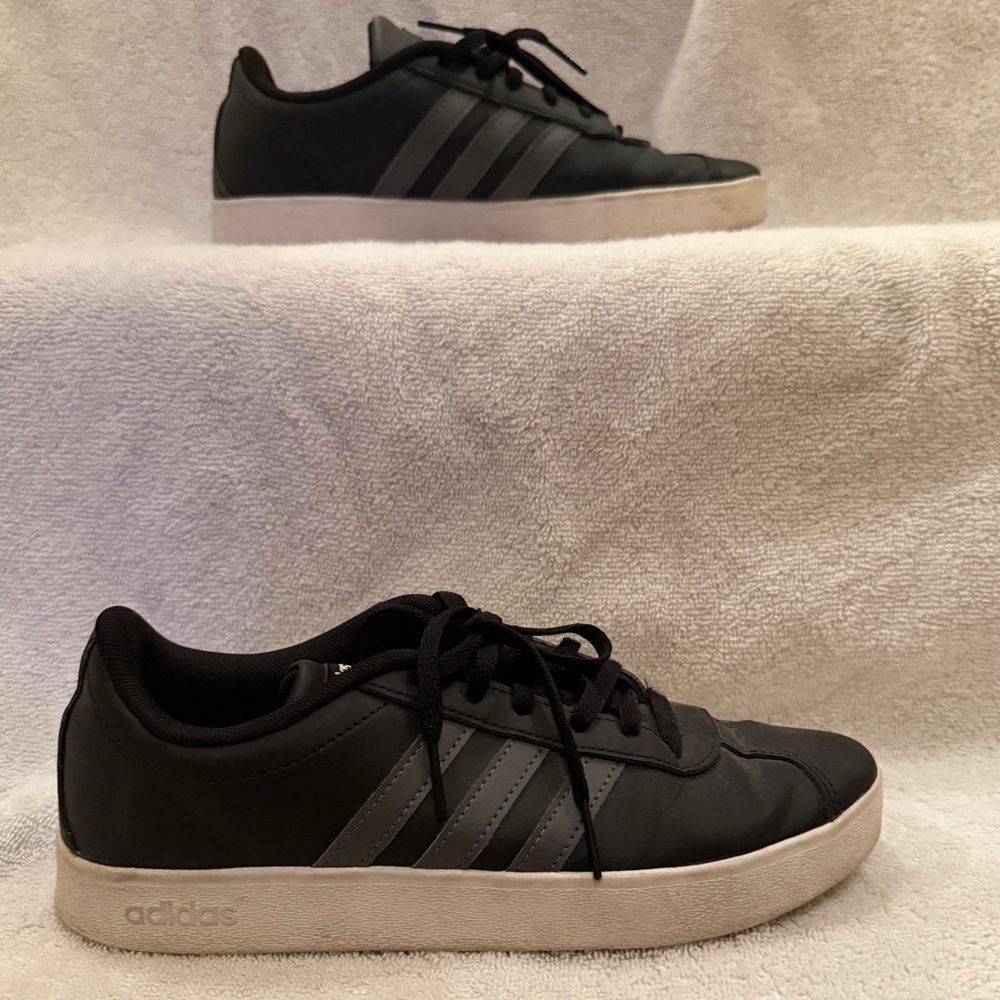 Adidas unisex VL Court 2.0
Black, Size 6